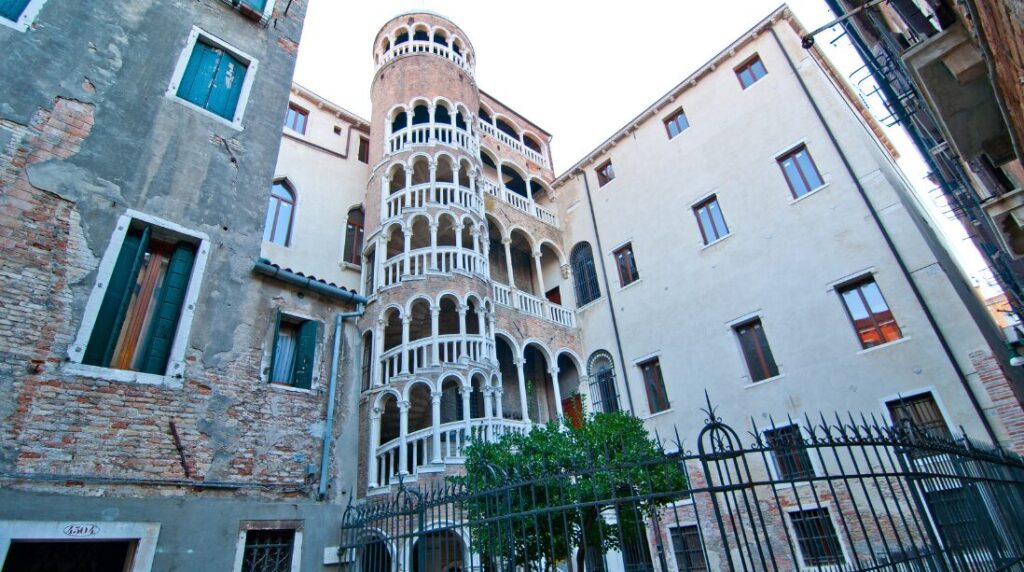 scala del bovolo venise vivovenetia