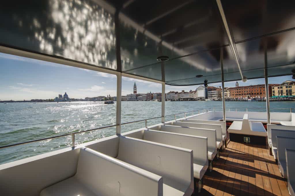 barca del tour hop on hop off venezia