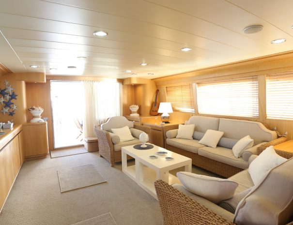 Canapés intérieurs du yacht de luxe en location avec VivoVenetia