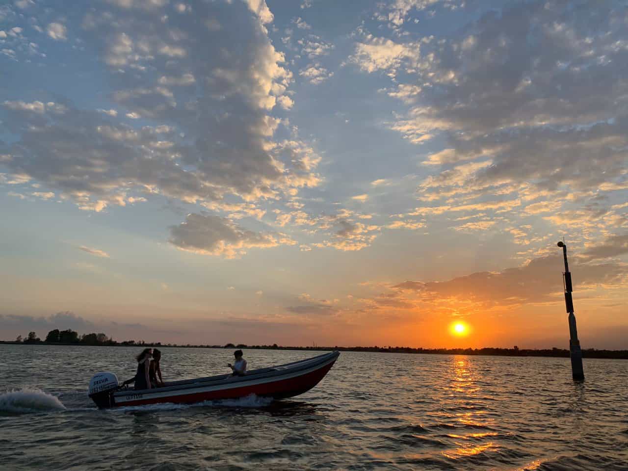 Balade en bateau à Venise au coucher de soleil avec VivoVenetia