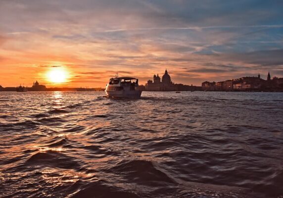 Bateau coucher de soleil Venise VivoVenetia