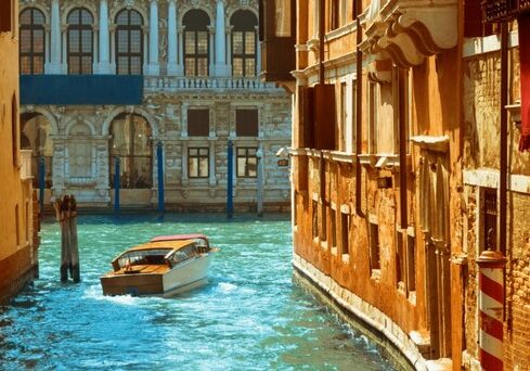 Bateau taxi dans la lagune de Venise