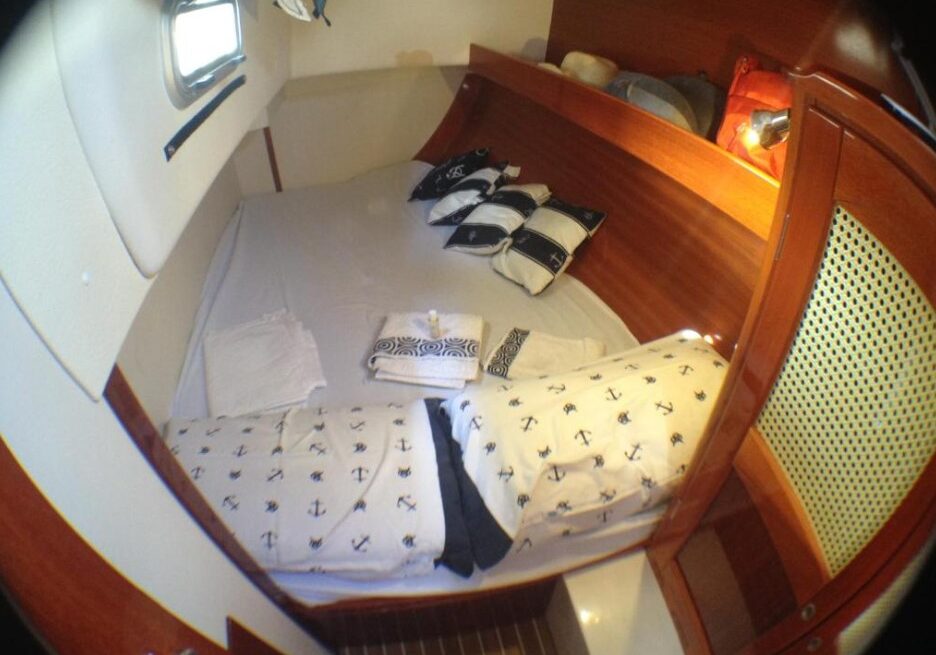 Dormire barca vela Venezia cabina matrimoniale foto SH