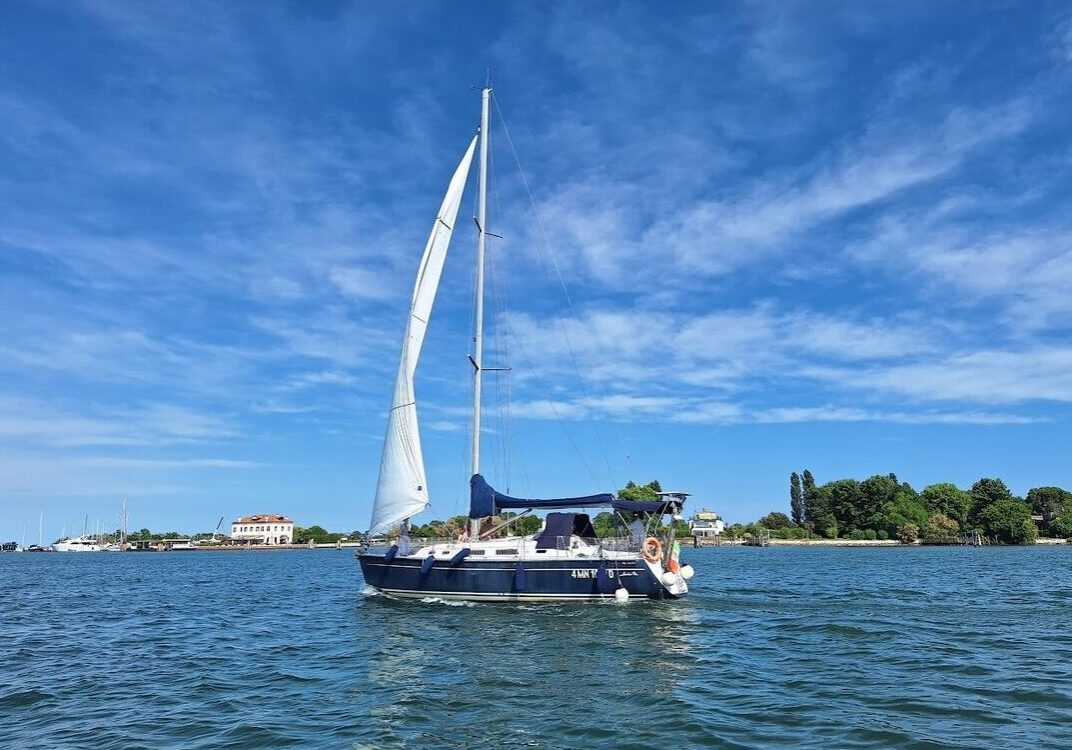 Voilier dans la lagune de Venise