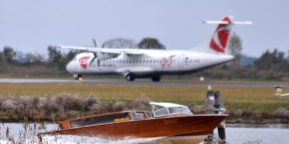 Water taxi Airport Venice