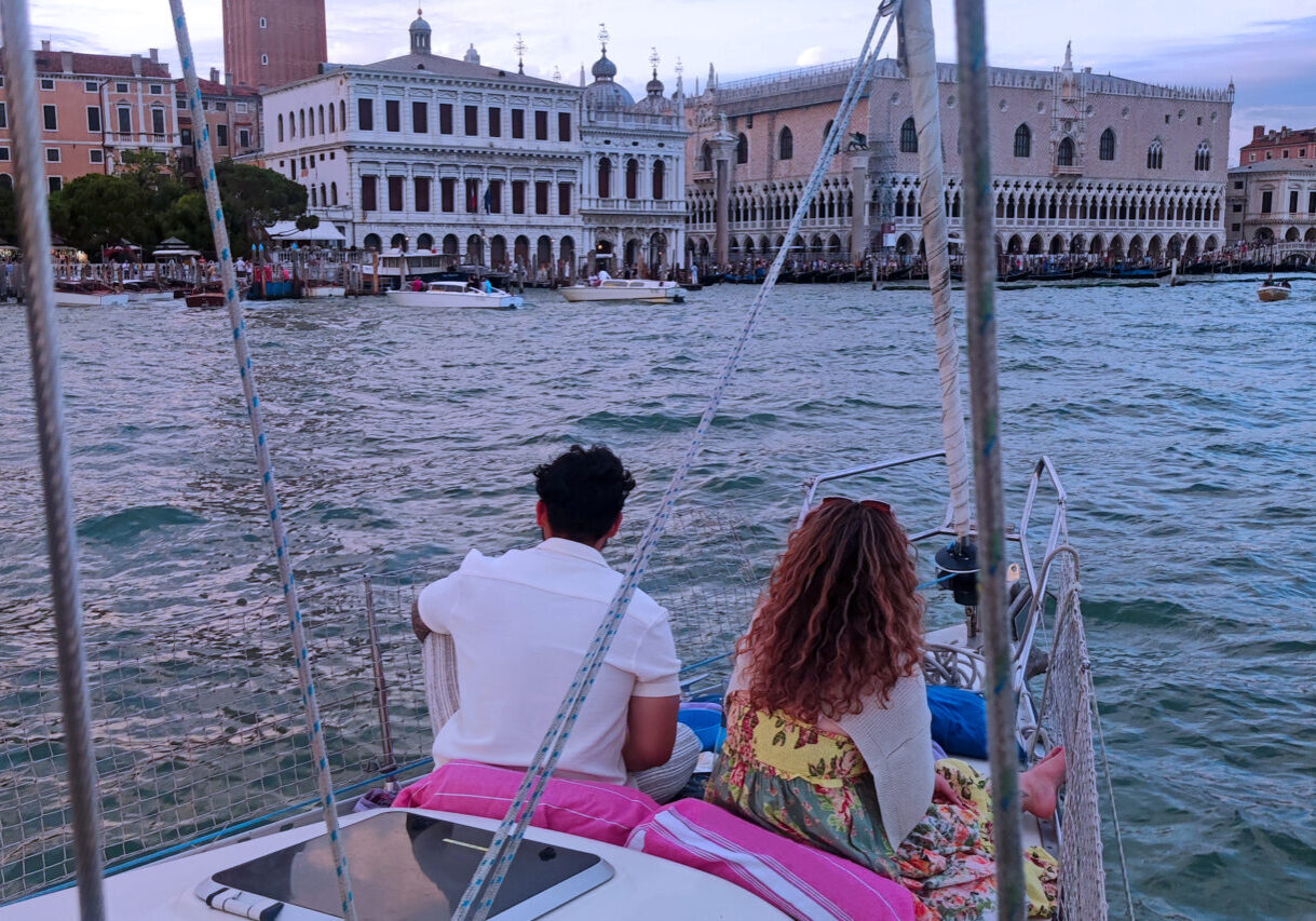 Romantica cena in barca  a vela  venezia